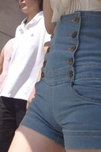 高腰热裤少女，紧绷前三角[100M/MP4]