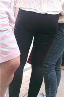 等车的黑裤美眉[230M/MP4]