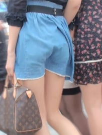 好色的风，都把妹纸的裙子吹得贴PG了，极好的[66.2M/MPG]