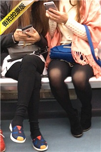 地铁拍摄黑丝开腿粉衣短裙妹子[316M/MOV]