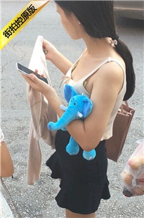 正在等车的短裙低胸装打扮美眉[467M/MOV]