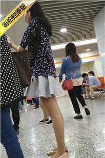 地铁站等车的肉色SW高挑身材连衣短裙美女[287M/MP4]