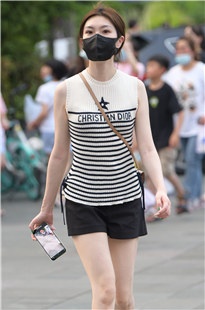 白皙美腿女孩爱穿拖鞋3A5663[2.2G]