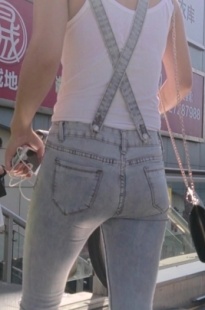 背带紧牛美眉[106M/MP4]