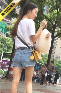 两个美女街头玩自拍[388M/MOV]