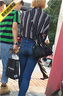 街拍蓝色紧绷牛仔裤墨镜极品圆润翘臀美眉[424M/MOV]