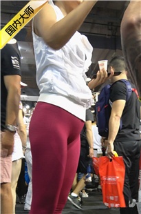 4K超清视频！性感包臀红色紧身瑜伽裤三角美女[MP4/3.8GB]