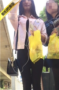 黑色紧身裤极品翘臀美眉[955M/MOV]