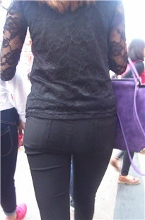 黑色镂花上衣黑色紧身裤MM，扭臀勾人[201M/MP4]