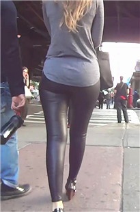 街拍紧身翘臀皮裤[398M/MP4]