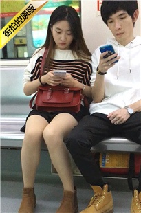 你在看手机我在静静地看你及双腿[414M/MOV]