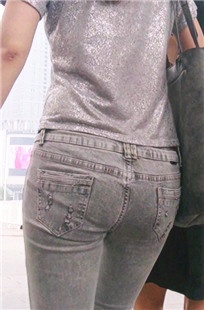 灰色牛仔裤年轻女子，看到就有冲动[112M/MP4]