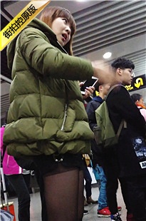 4K-地铁站等车的黑SW极品长腿妹子[1.24G/MP4]