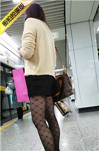4K-等地铁的黑色网袜高跟短裤MM[1.09G/MP4]