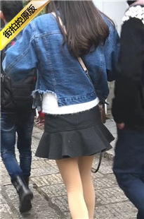 灰色超短裙肉丝细腿美眉[225M/MOV]