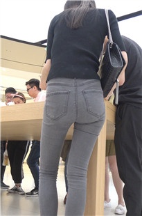 4K-逛苹果手机店的牛仔裤美女JS064[1.59G]