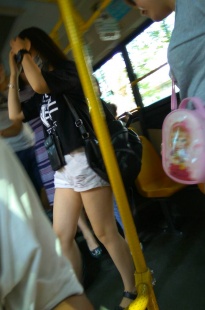 公交车上的口罩美女