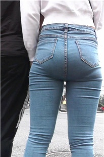 紧牛圆润翘臀女友[1.23G/MP4]