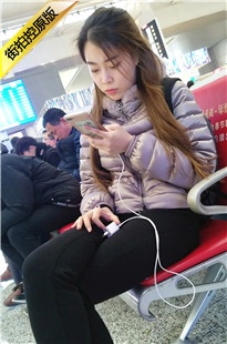 4K-车站候车的黑色牛仔裤极品长腿美女[435M/MP4]